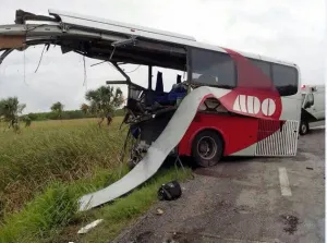 Autobús de ADO y pipa se impactan; hay 15 muertos