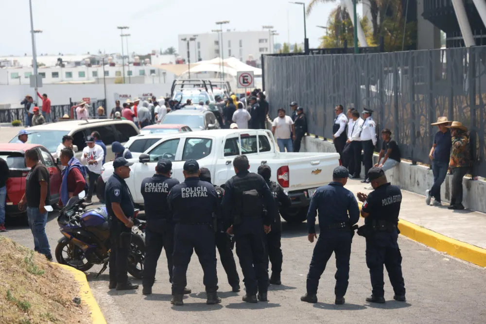Protestan dueños de “autos chocolate” frente al C5 por decomisos y detención ilegal de menor