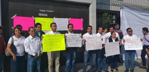 Trabajadores de Conafe se manifiestan por despidos
