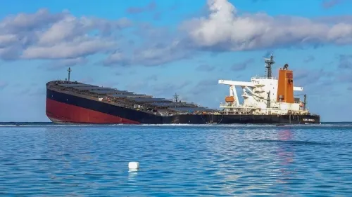 Se parte en dos buque que derramó petróleo en la isla de Mauricio
