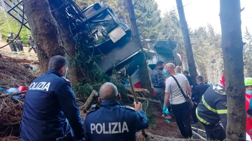 Suman 14 muertos por caída de teleférico en Italia