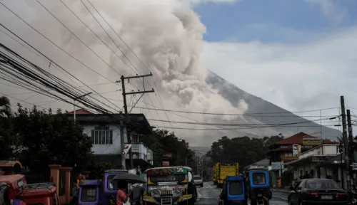 Temen erupción mayor de volcán Mayon en Filipinas; más de 26 mil evacuados