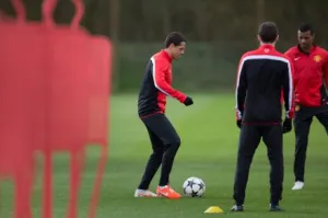 Medios ingleses ya ven fuera a Javier Hernández del ManU