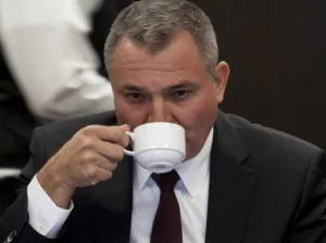 Denuncian ante la PGR a Genaro García Luna por el caso Cassez