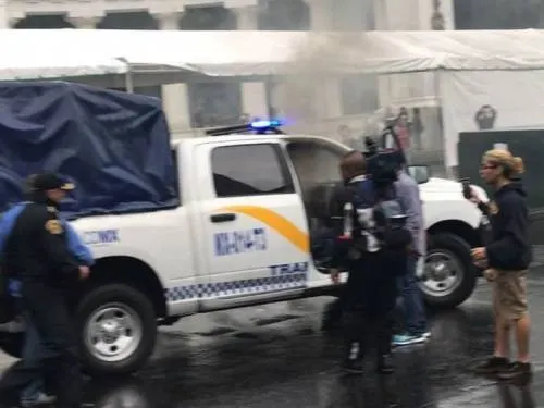 Encapuchados enfrentan a policías en Avenida Juárez de la CDMX; vandalizan patrulla