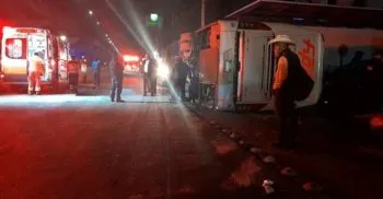 Dos lesionadas, deja volcadura de autobús de pasajeros en la autopista México-Puebla