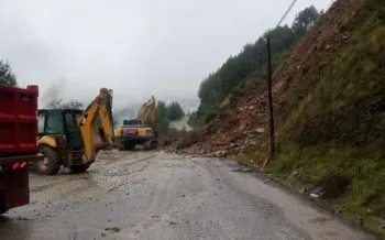 Lluvias provocan desgaje de tierra en carretera Azumbilla-Tlacotepec de Díaz