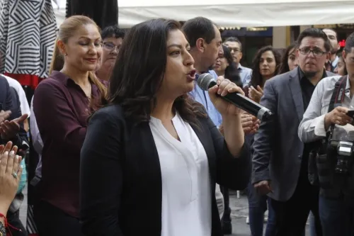 Fernando Manzanilla echa la mano a la alcaldesa Claudia Rivera