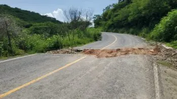 Lluvias provocaron graves daños a la carretera Chila de la Sal-Chiautla de Tapia