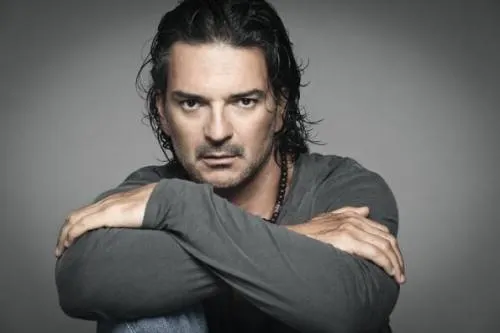 Ricardo Arjona se molestó y se fue de una entrevista en vivo (Video)