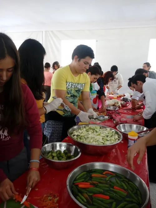 Por tercer año, UPAEP rescata 300 kg de alimentos en el Barrio de Santiago
