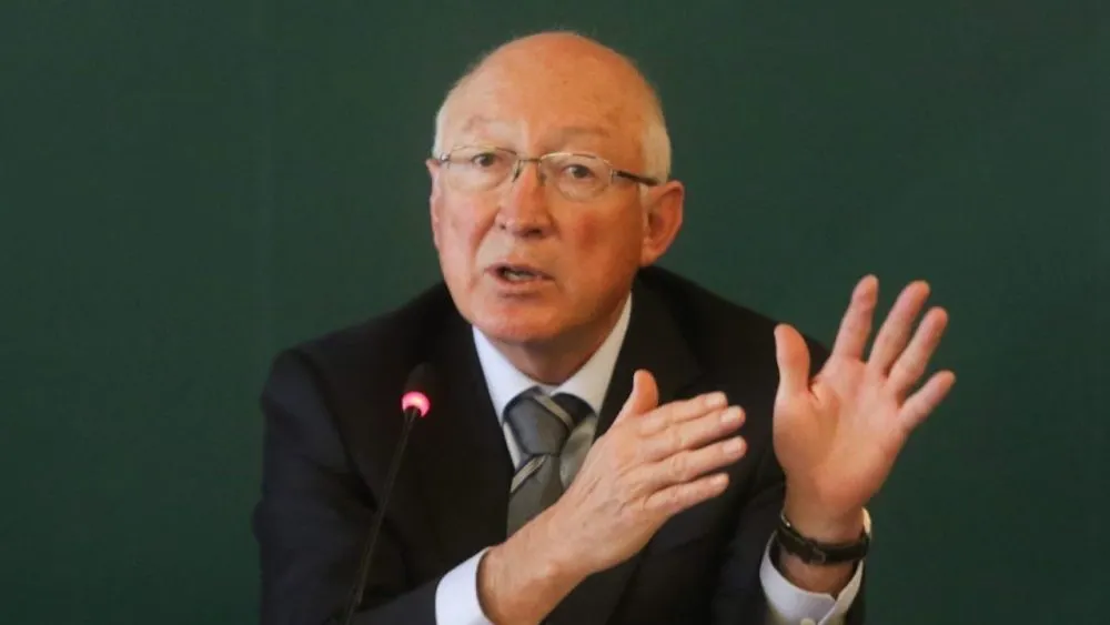 México no puede estar cercano a Rusia, señala embajador de EU