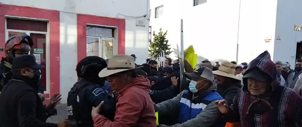 Protestas primer informe de Paola Angón