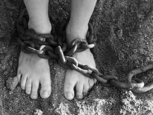EU tiene detenido a niño migrante con el cráneo roto, no lo ayudan