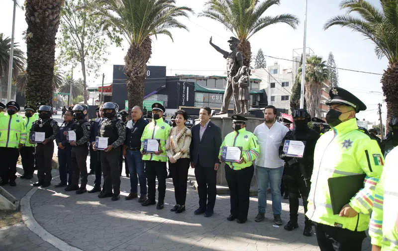Entregan reconocimiento a policías