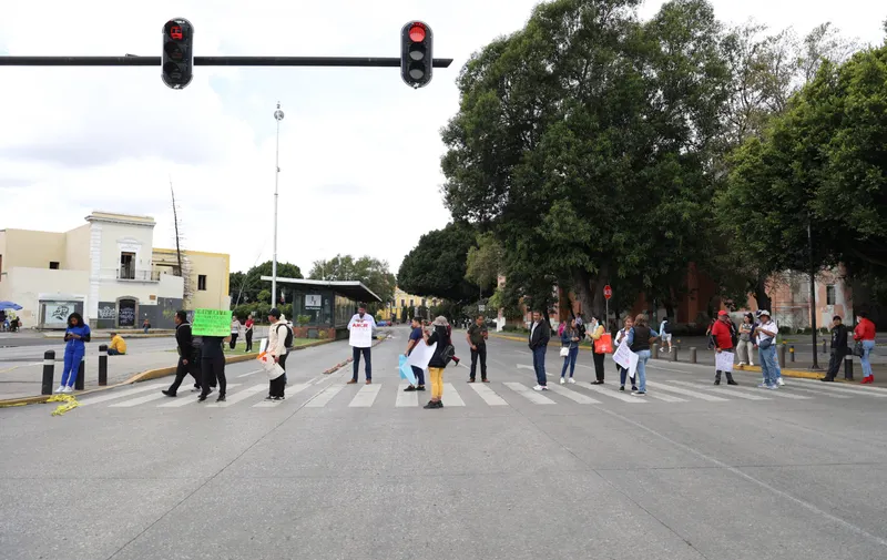 Trabajadores del sector salud en Puebla protestan para exigir mejores salarios y estabilidad laboral