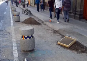 Ciclovías de Puebla son obstaculizadas por escombro y material de construcción
