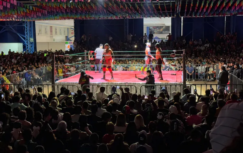 Ariadna Ayala comparte una noche llena de adrenalina en la función estelar de lucha libre AAA de la Feria de Atlixco 2025