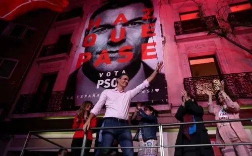 Sánchez celebra la victoria del PSOE y se abre a pactos con todas las fuerzas