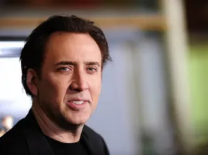 Nicolas Cage devuelve a Mongolia fósil de dinosaurio