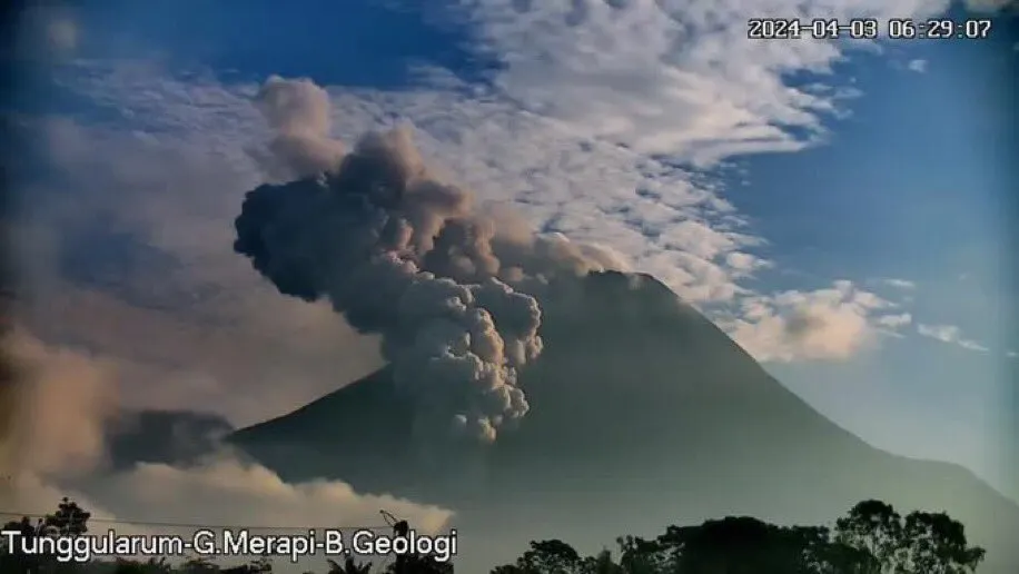 Erupción del Monte Merapi tras terremotos: alerta en Indonesia