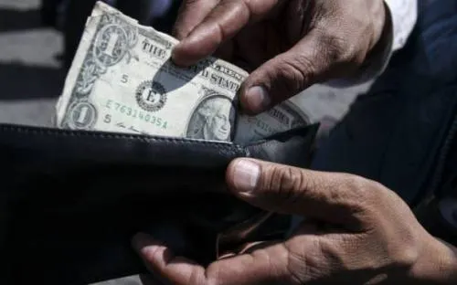Dólar inicia la semana en 19.05 pesos en el AICM