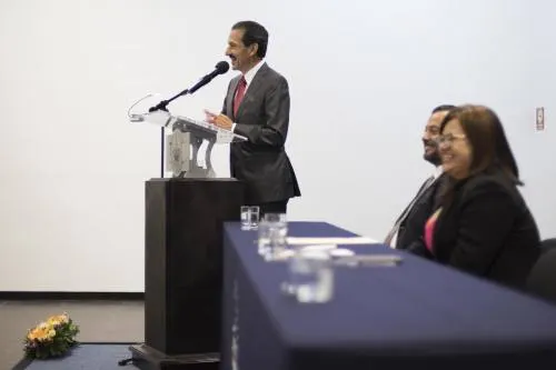 Alfonso Esparza asiste al Primer Informe de Labores de la directora Sheng-Li Chilián Herrera