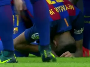 Multan al Valencia por agresión a jugadores del Barcelona
