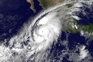 Pierde Huracán Patricia la mitad de su fuerza al tocar tierra
