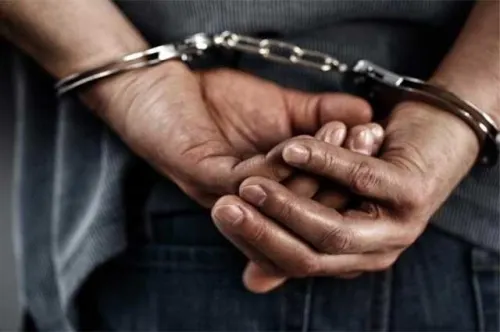 Detienen  a mujer por robo a transporte público