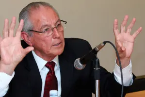 Comilonas y las Exhibiciones Públicas de un Funcionario Marinista