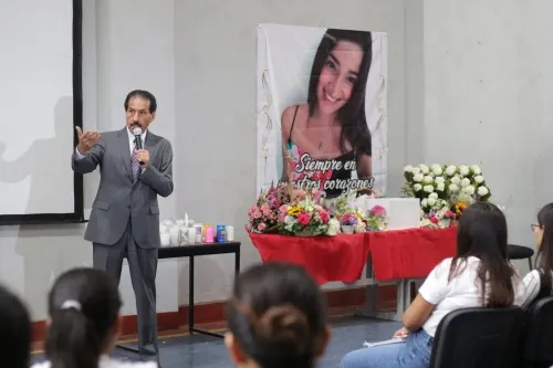 Al rendir homenaje a estudiante, Esparza pide a autoridades “celeridad” para esclarecer asesinato
