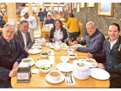 López Obrador da su respaldo a Bartlett; renegoció contratos y se ahorró 4,500 mdd