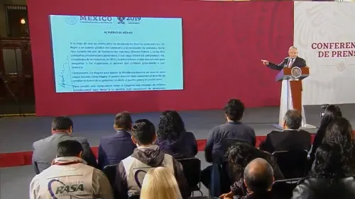 No estaba perdida: AMLO muestra carta de no reelección y dice que la certificará ante notario