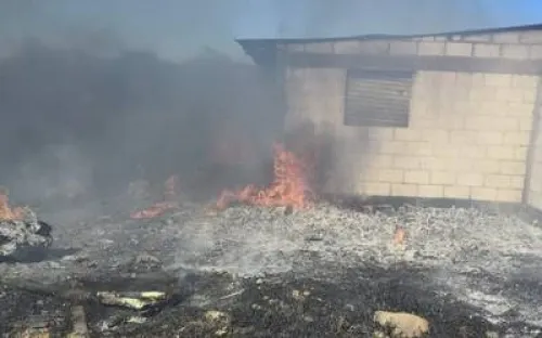 Fuego consume vivienda en San Pablo Xochimehuacan