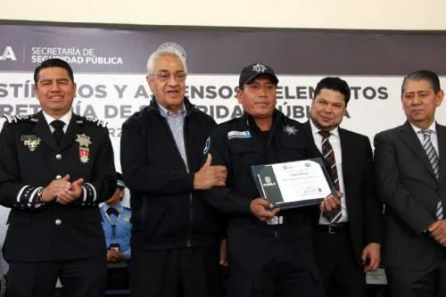 Entrega Pacheco Pulido estímulos y ascensos a policías de la SSP