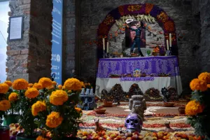 Participan alumnos de la prepa Tec en el corredor de las Ofrendas