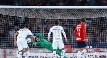 Pumas derrota a Chivas y asegura su lugar en la liguilla de la Liga MX