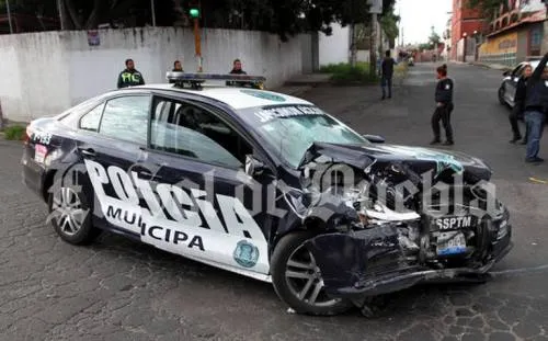 Aparatoso choque de patrulla deja como saldo tres heridos y una policía con muerte cerebral