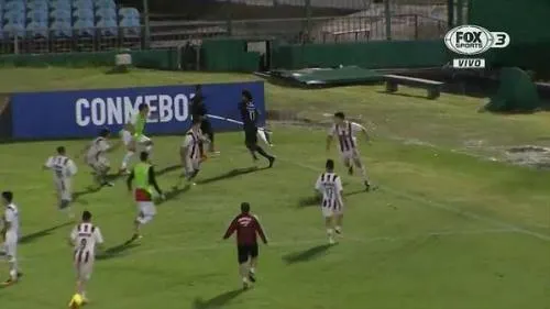Jugador del Independiente del Valle amenaza con banderín a sus rivales en la Conmebol Sub-20
