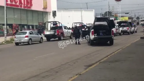 Operativo policiaco en “La Cuchilla” desata enfrentamiento entre locatarios y uniformados