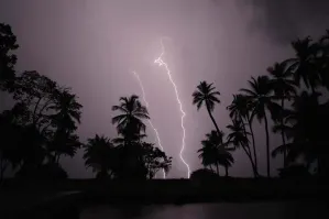 ¡Increíble! La impactó un rayo mientras caminaba por la playa