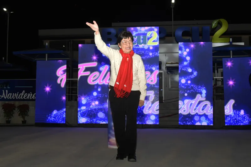 Rectora Lilia Cedillo enciende árbol de navidad en CU2