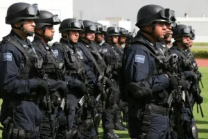Estatales aseguran a persona con equipo policial y arma sin licencia