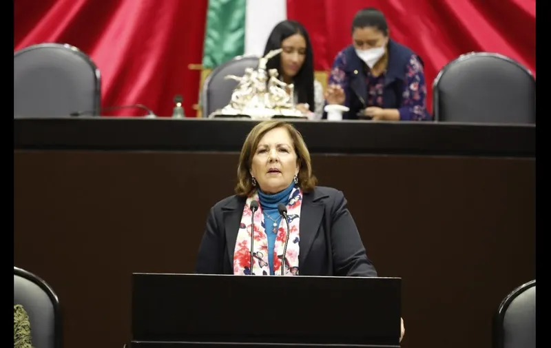 Ana Tere, los rebasó por la derecha