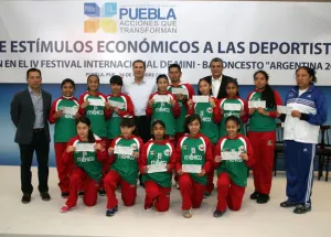Gobernador de Puebla entrega estímulos económicos a las Bayonetas