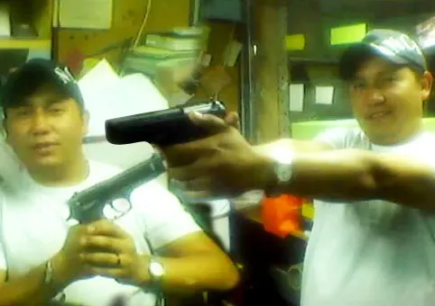 Ex colaborador de Zavala exhibe armas prohibidas