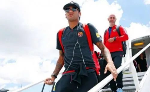 Neymar llega a China en medio de rumores sobre traspaso