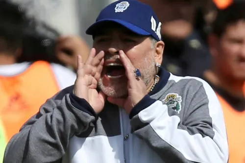 Maradona deja cargo de entrenador del club argentino Gimnasia y Esgrima