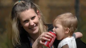 Burbujas de Coca Cola salvan a pequeña